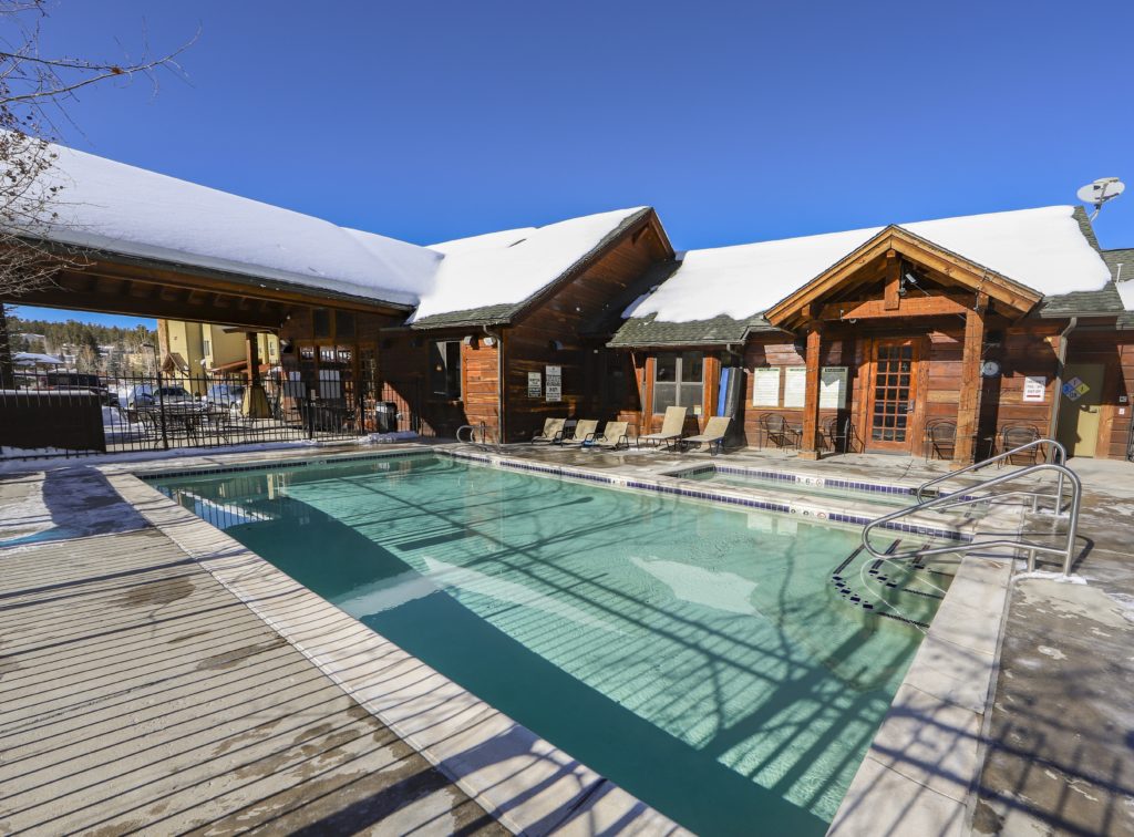 The outdoor heated swimming pool and hot tub at Trailhead lodges